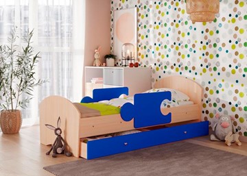 Детская кровать с бортиками и ящиком Мозайка, корпус Млечный дуб/фасад Синий (ламели) в Нижневартовске